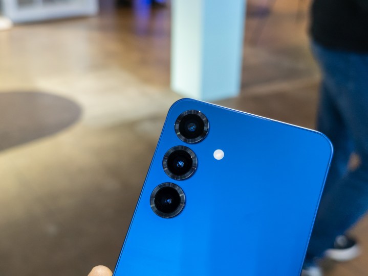 Un gros plan des caméras Galaxy S25 dans la main