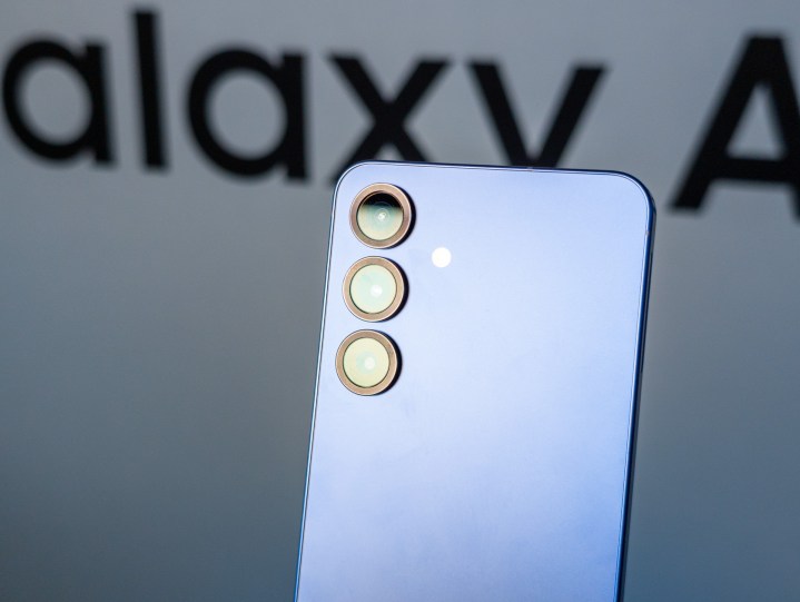 La triple caméra sur le Galaxy S25 dans la marine