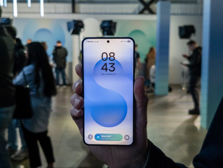 Samsung Galaxy S25 dans la marine avec l'écran