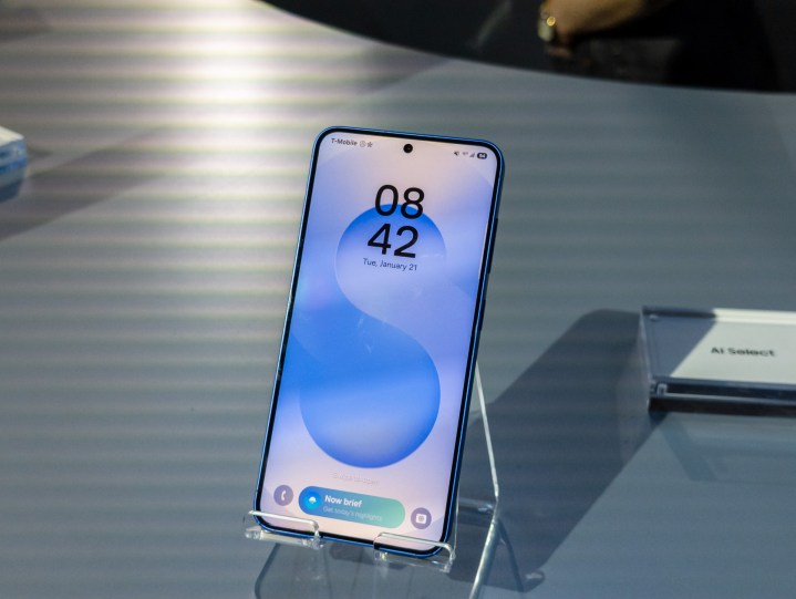 Écran de verrouillage sur le Galaxy S25 dans la marine, y compris le présent