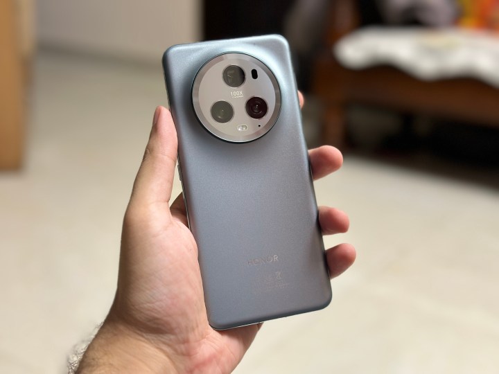 Honor Magic 5 Pro à la main.