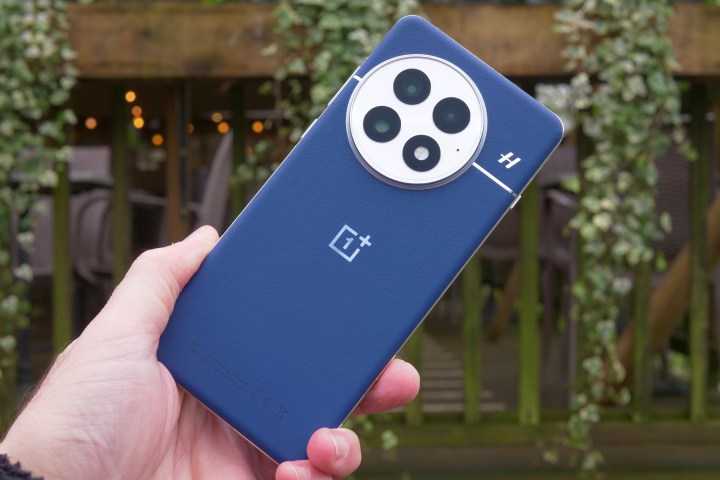 Une personne détenant le OnePlus 13.