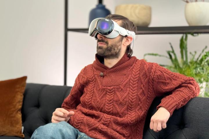 Un homme porte un casque Apple Vision Pro.