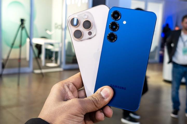 L'iPhone 16 Pro et le Galaxy S25 Plus maintenu ensemble dans la main