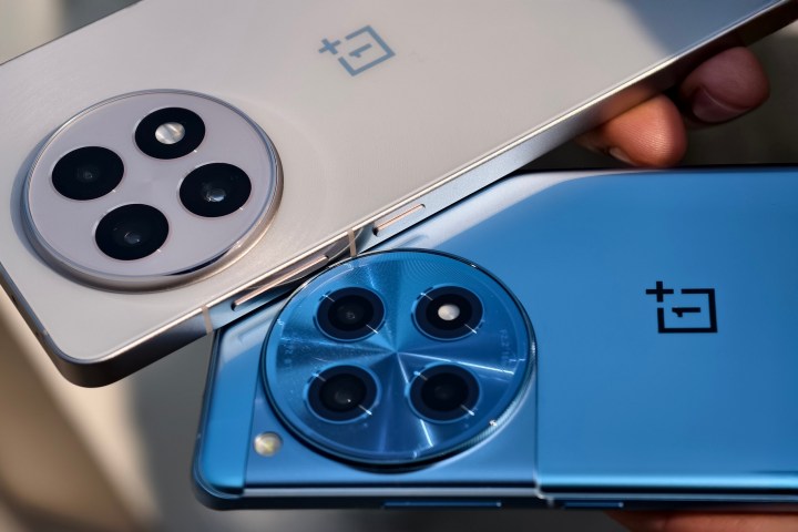 Blanc OnePlus 13r tenu en main sur Blue OnePlus 12r.
