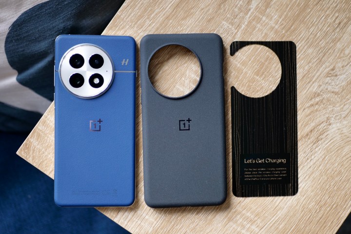 Le OnePlus 13 avec son boîtier de grès.