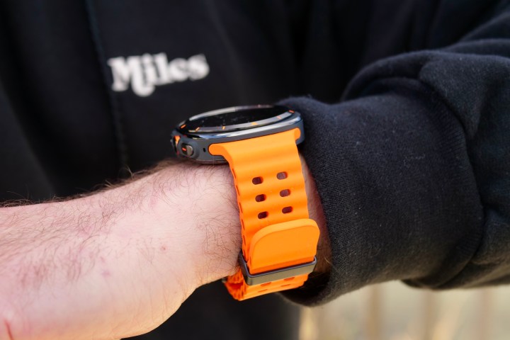 Une personne portant le Samsung Galaxy Watch Ultra.