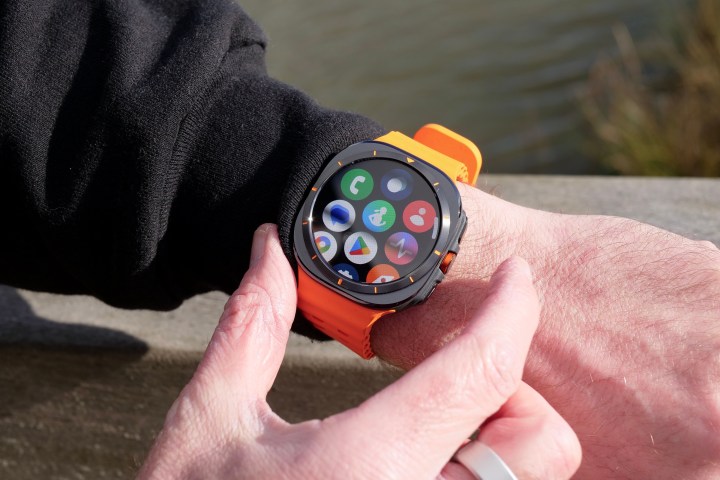 Une personne portant le Samsung Galaxy Watch Ultra.