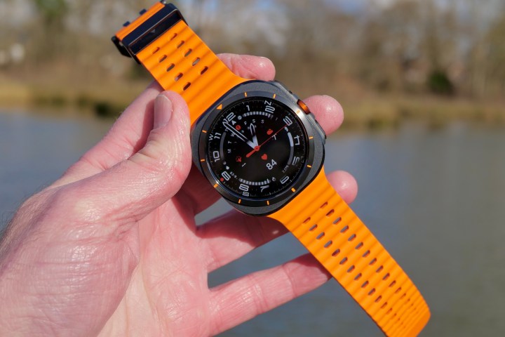 Une personne tenant le Samsung Galaxy Watch Ultra.