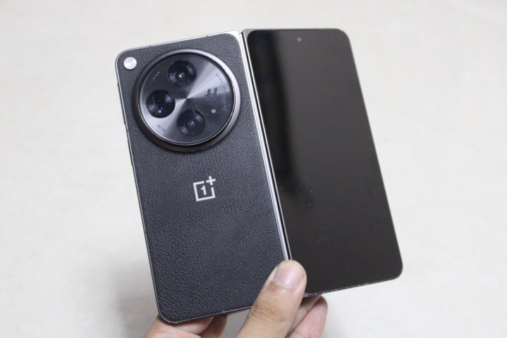 OnePlus s'ouvre de l'arrière, à la main et moins de la moitié pliée.