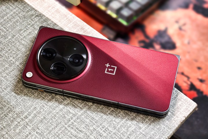 OnePlus Open Apex Edition Crimson Shadow Red sur la table.