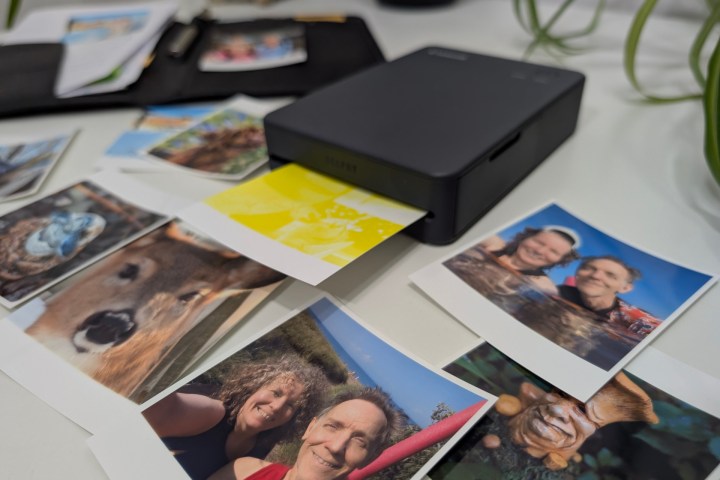 Le Canon Selphy QX20 utilise un processus en quatre parties, imprimant une couleur à la fois.