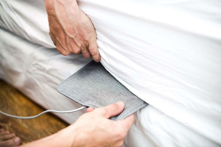 Le dispositif de sommeil Withings en cours d'installation.
