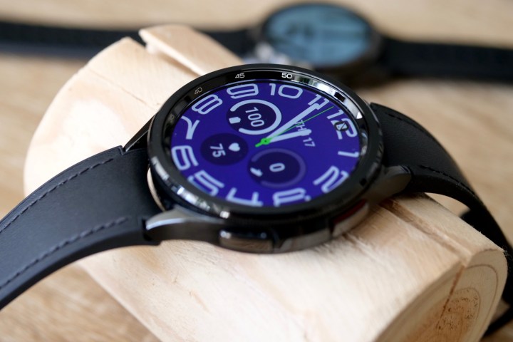 Le côté et la lunette sur le Samsung Galaxy Watch 6 Classic.