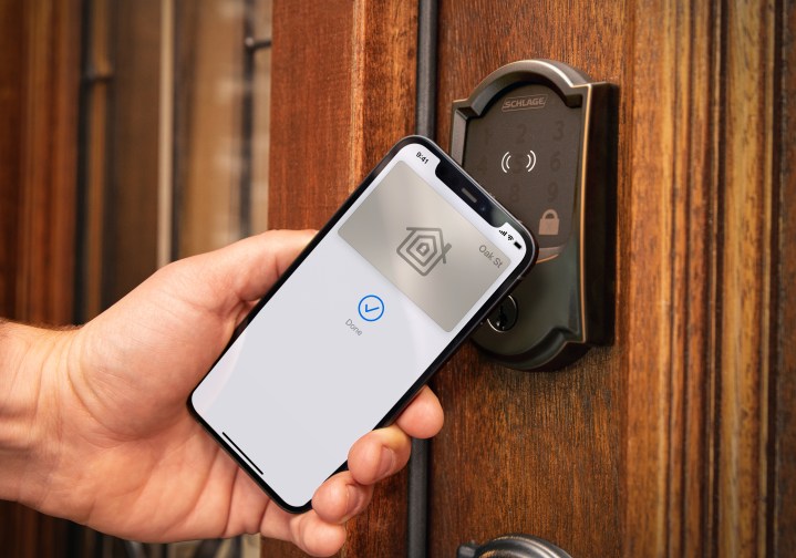 Schlage Encode Plus avec des touches domestiques Téléphone Appuyez pour déverrouiller.