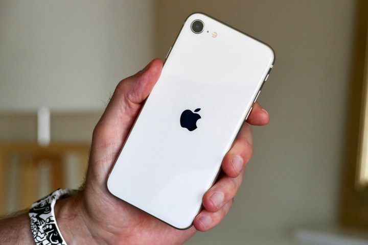 L'iPhone d'Apple (2022) est tenu dans une main de l'homme.