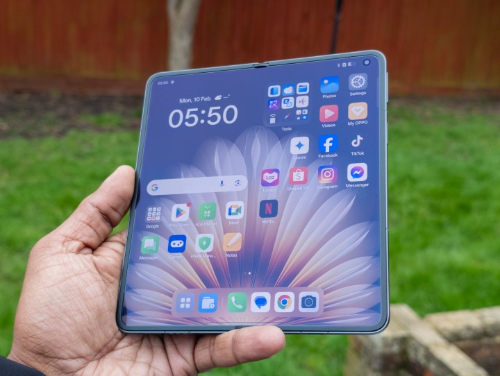 L'opo trouve N5 avec l'écran ouvert à un angle montrant le manque de pli