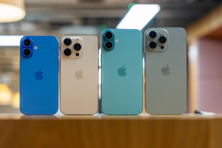 iPhone 16 Pro Max à côté des 16 plus, 16 pro et iPhone 16 réguliers