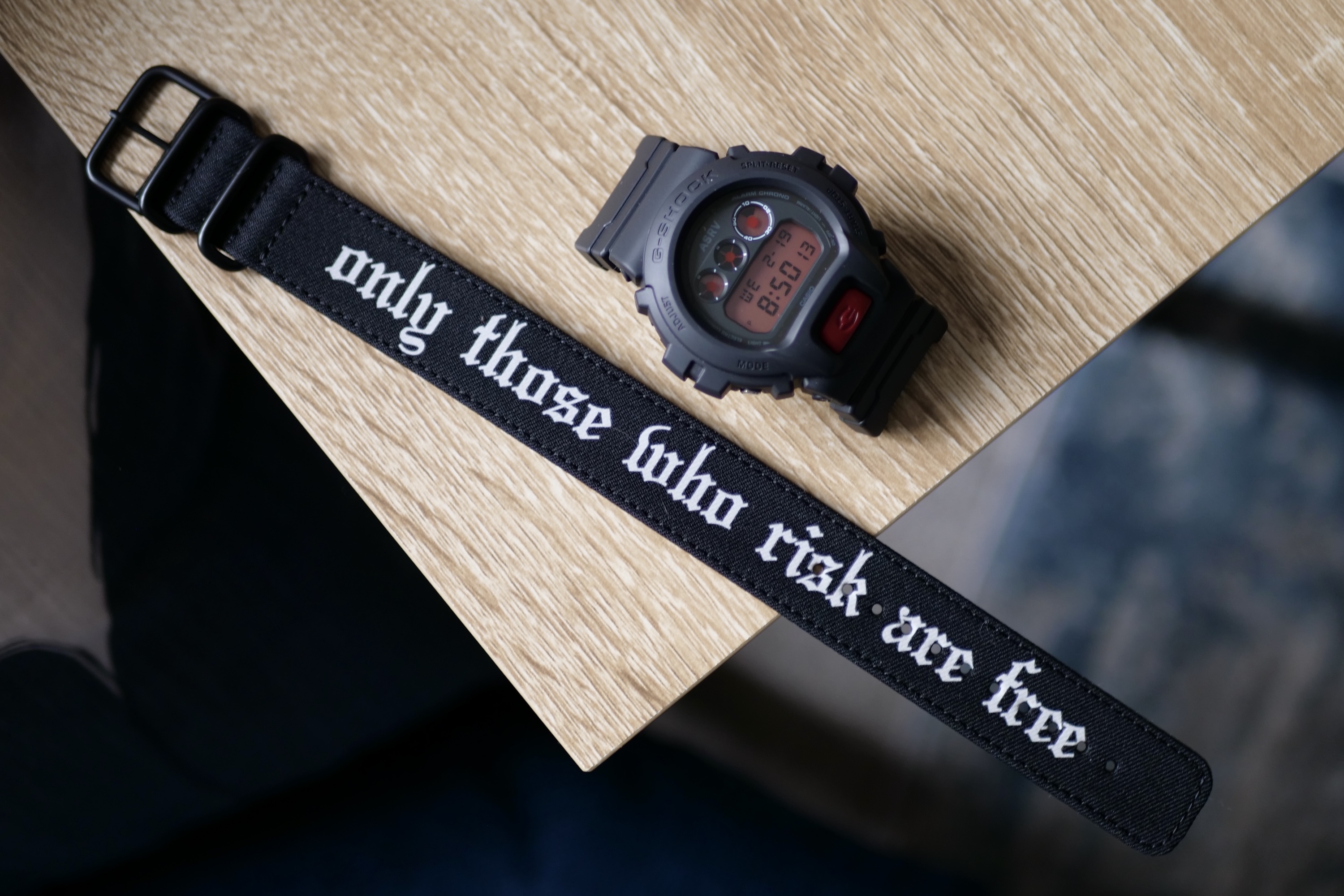 Le G-Shock X ASRV DW-6900 avec l'une de ses bandes.