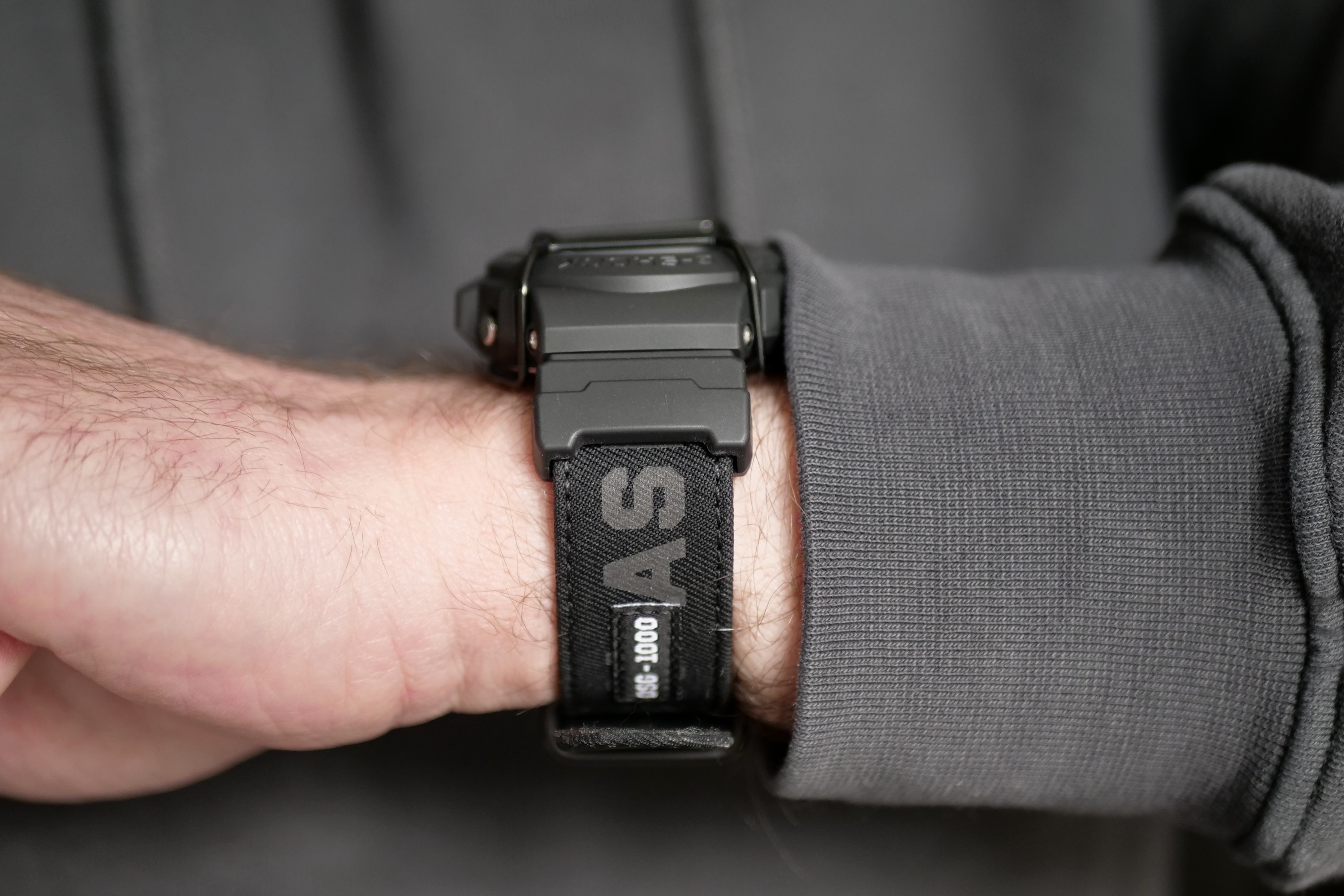 Une personne portant le G-Shock X ASRV DW-6900.