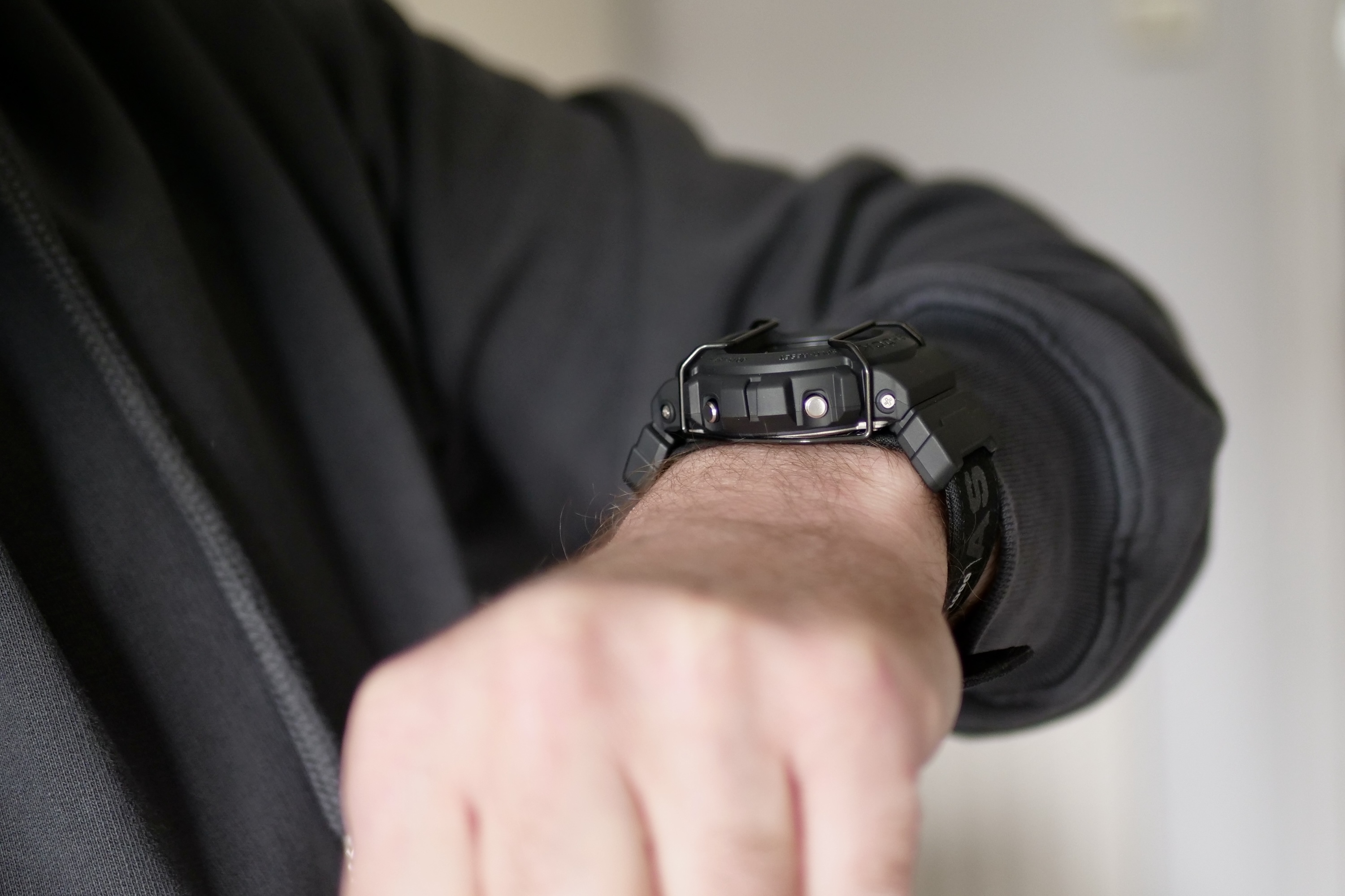 Une personne portant le G-Shock X ASRV DW-6900.