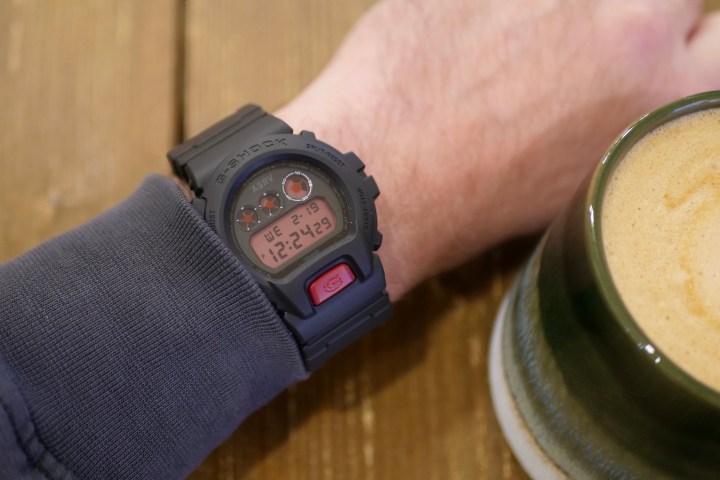 Une personne portant le G-Shock X ASRV DW-6900.