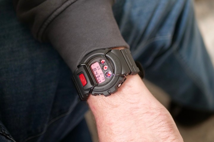 Une personne portant le G-Shock X ASRV DW-6900.