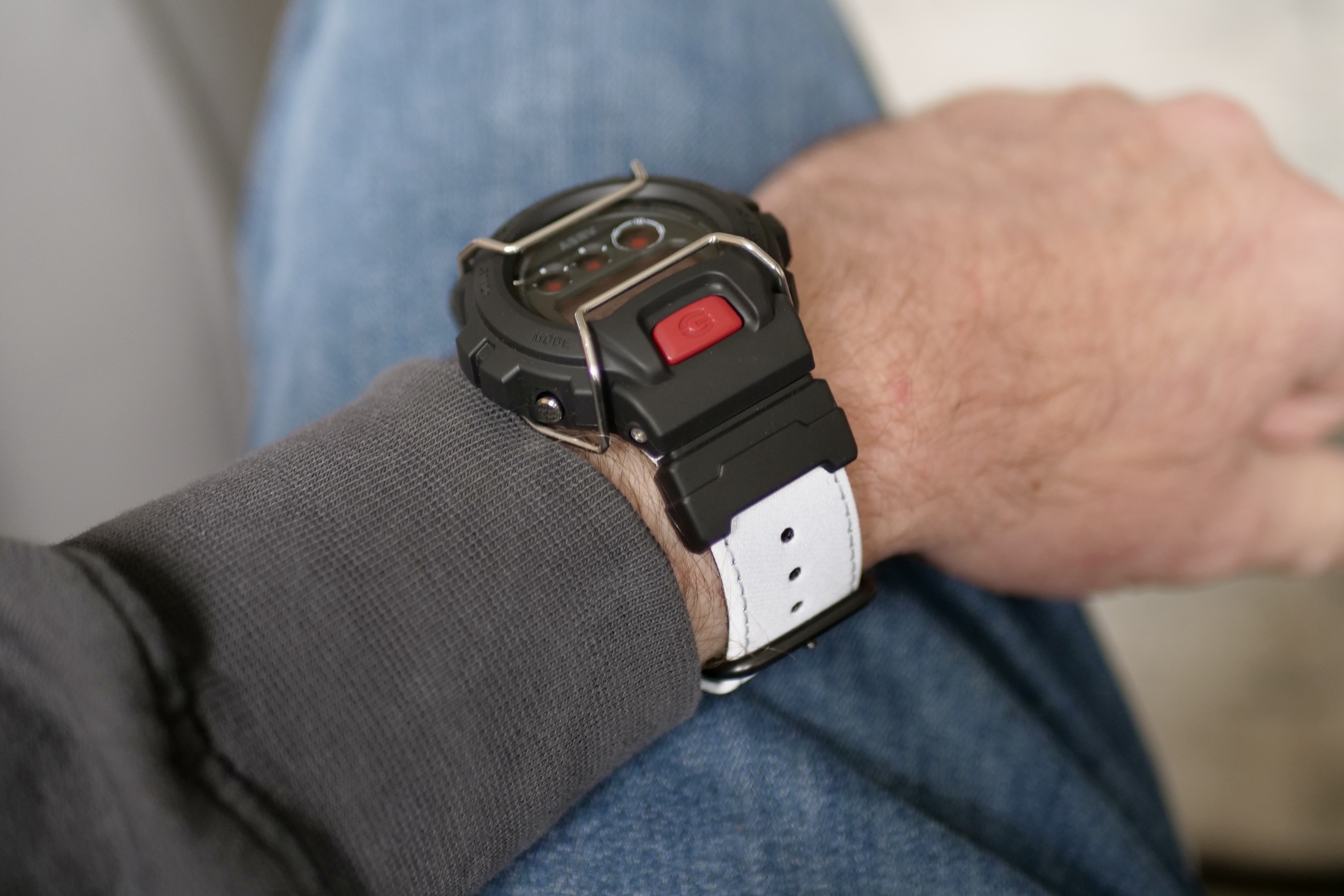 Une personne portant le G-Shock X ASRV DW-6900.