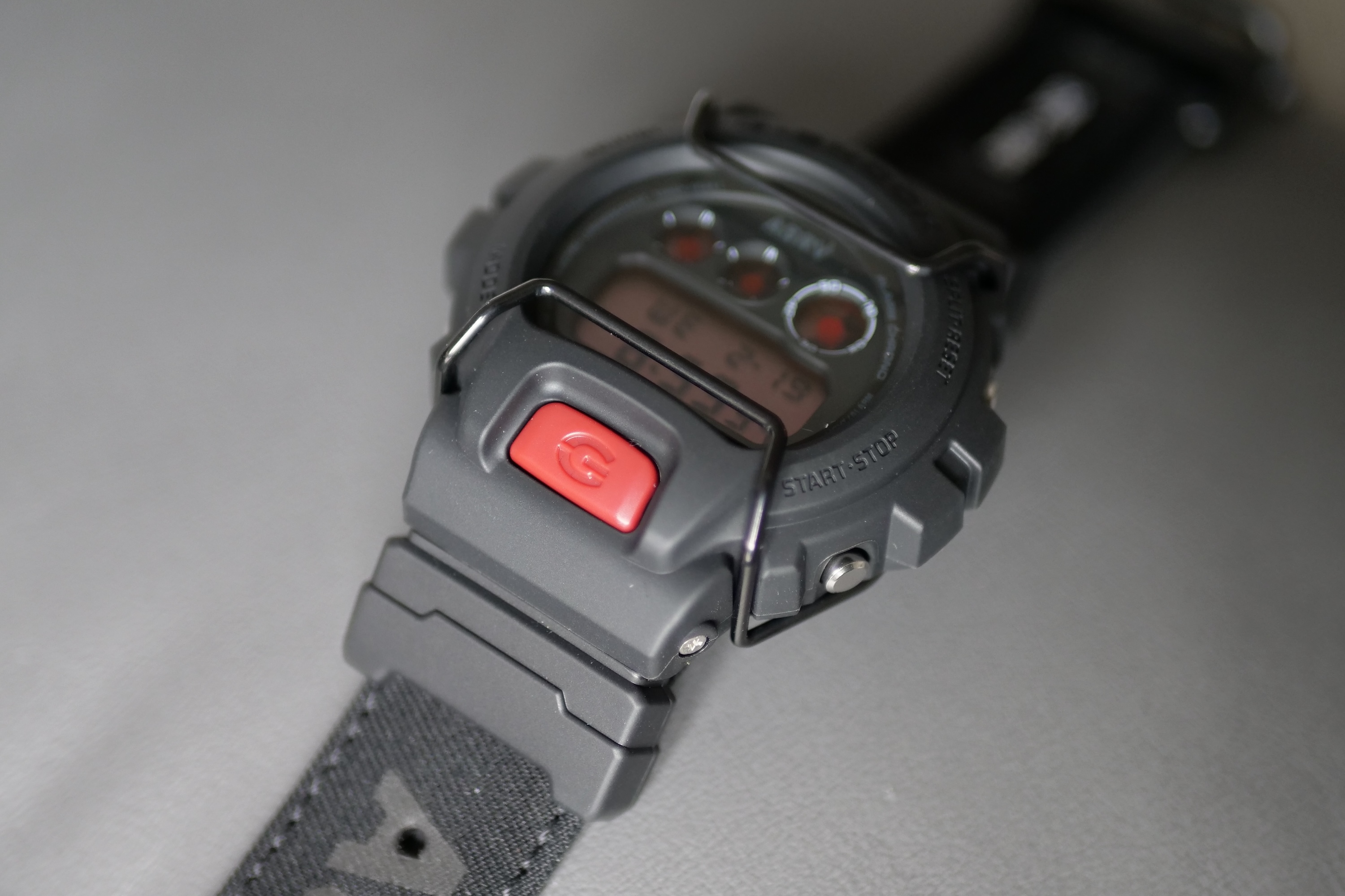 Le bouton de rétroéclairage du G-Shock X ASRV DW-6900.