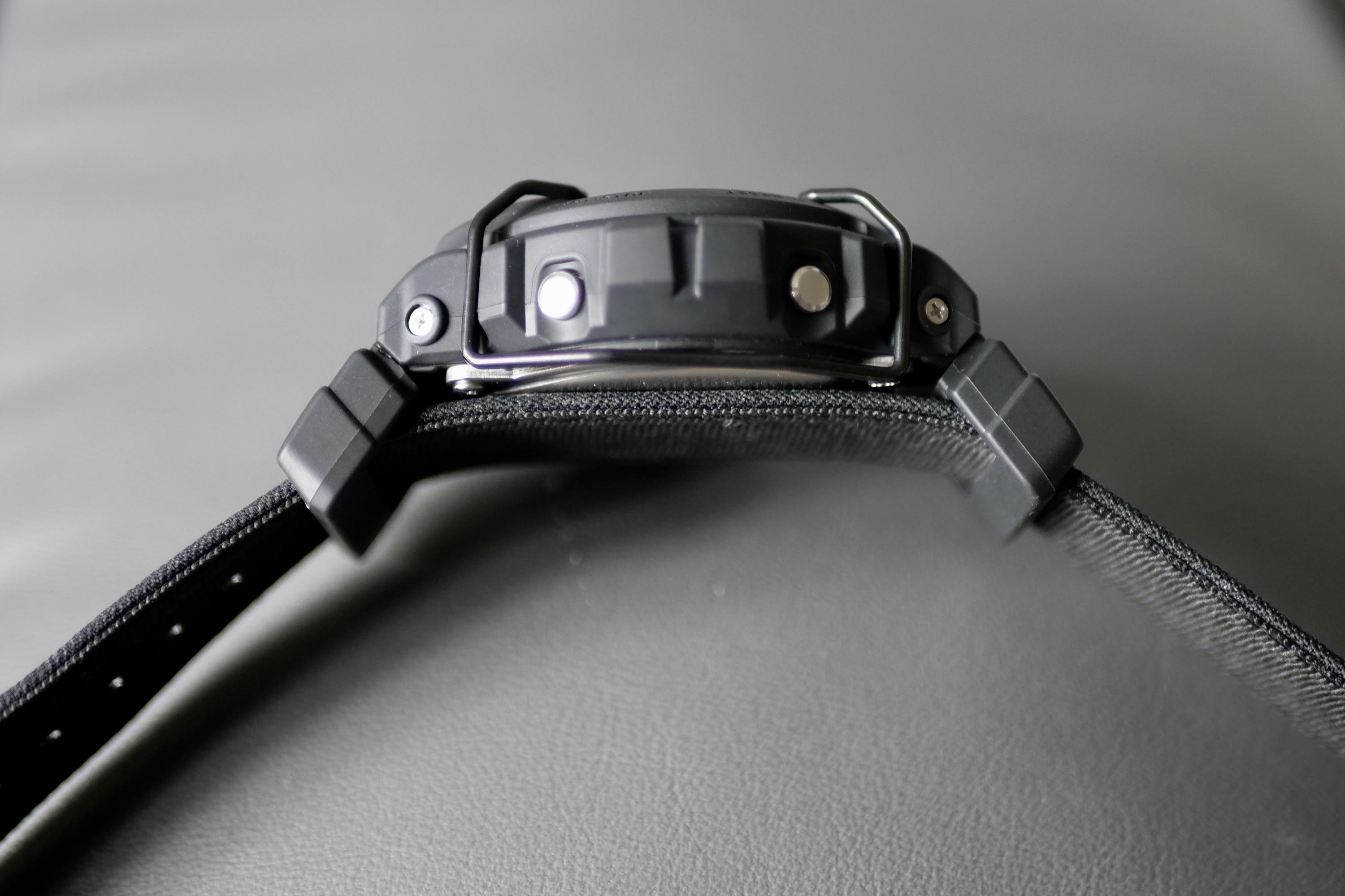 Le G-Shock x ASRV DW-6900 des pattes.