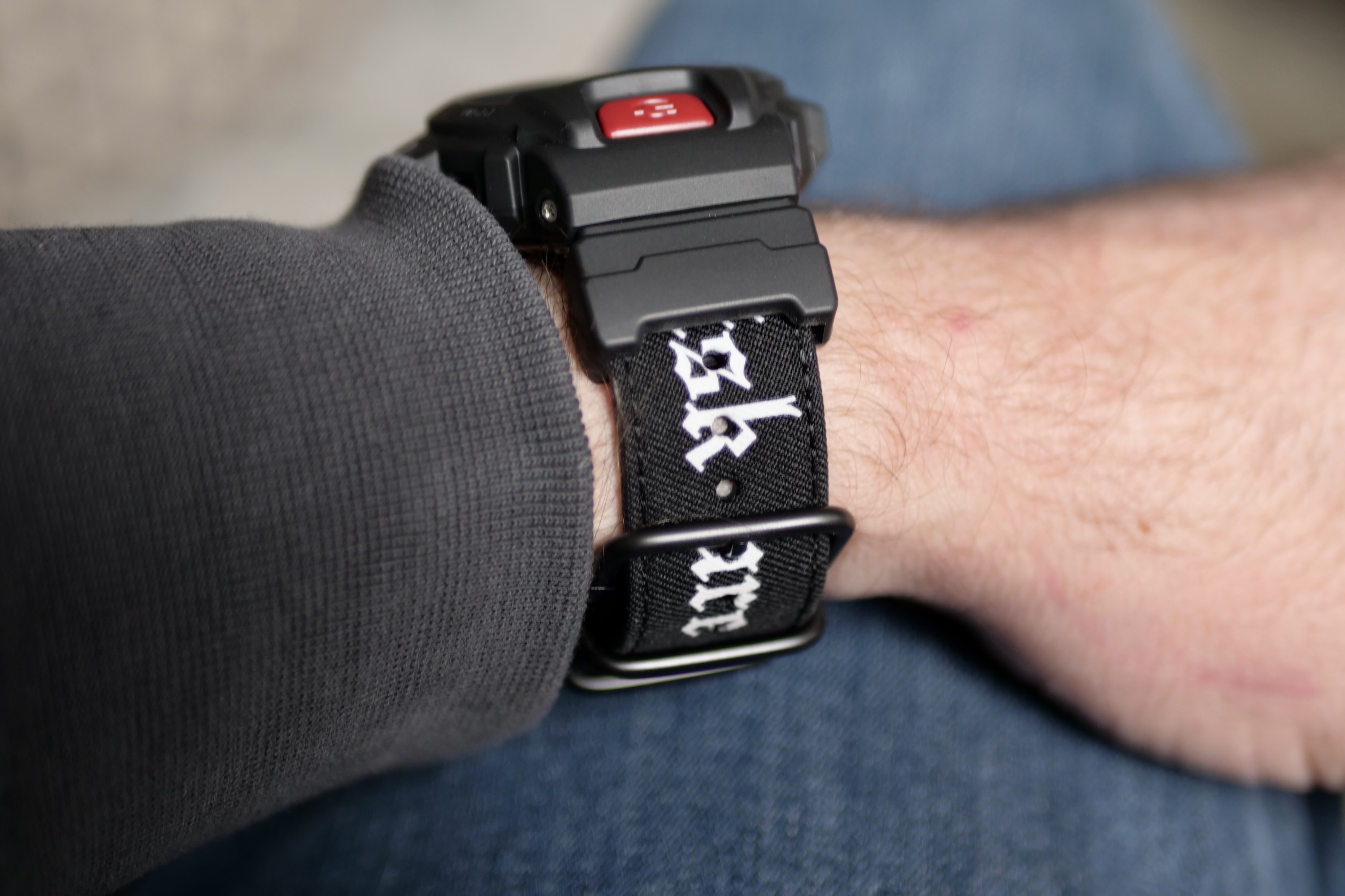 Une personne portant le G-Shock X ASRV DW-6900.