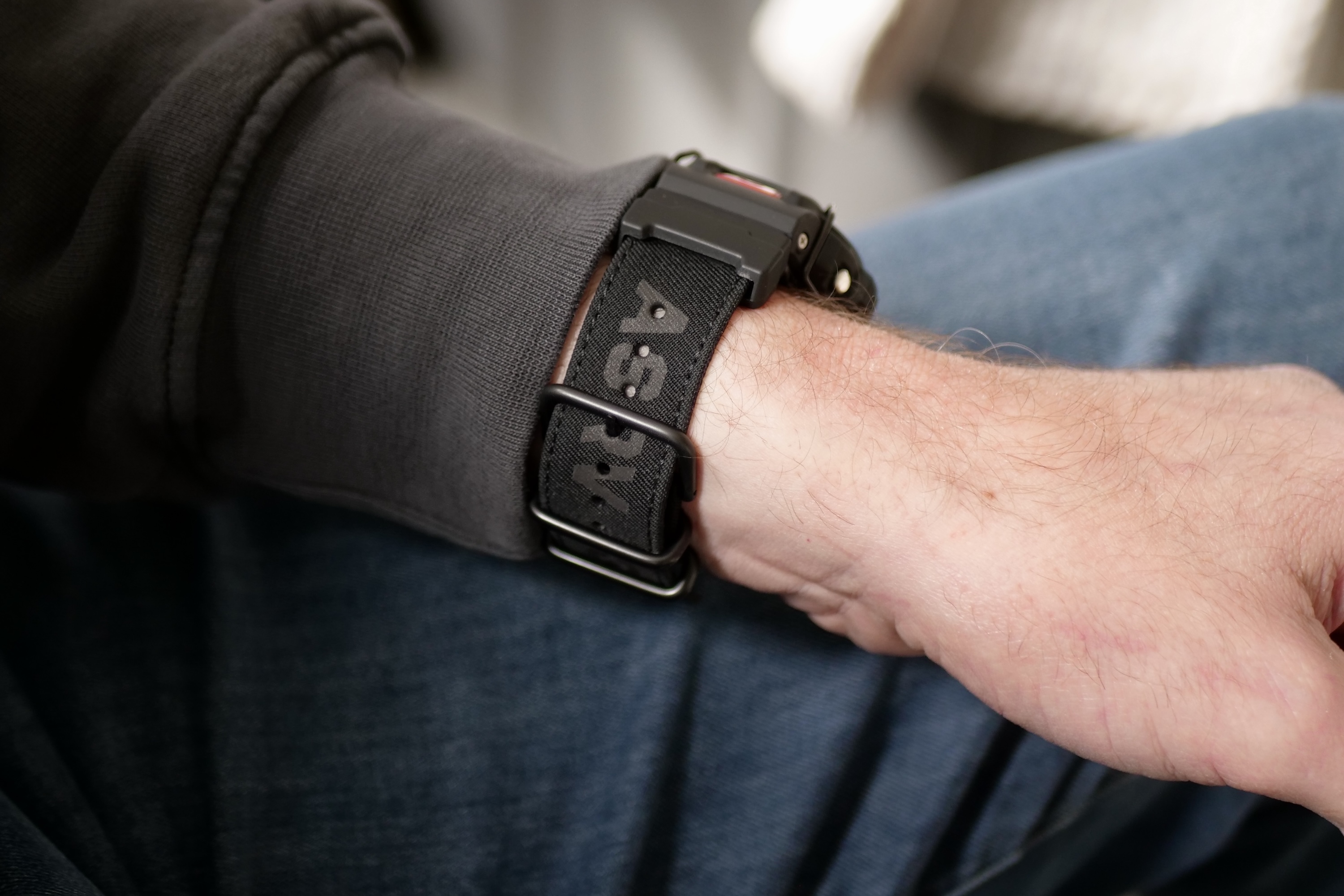 Une personne portant le G-Shock X ASRV DW-6900.