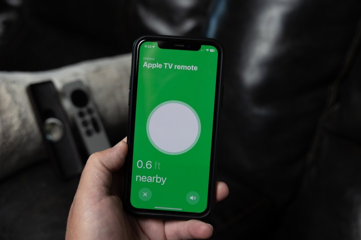Trouver un AirTag caché dans un boîtier distant Apple TV Siri.