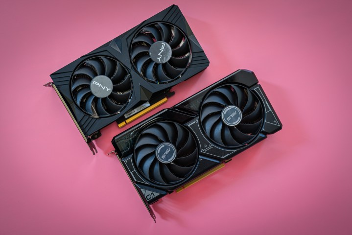Deux cartes graphiques RTX 4060 assis côte à côte.