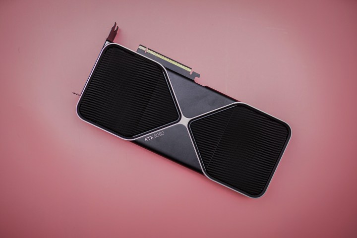 Le RTX 5080 assis sur un fond rose.