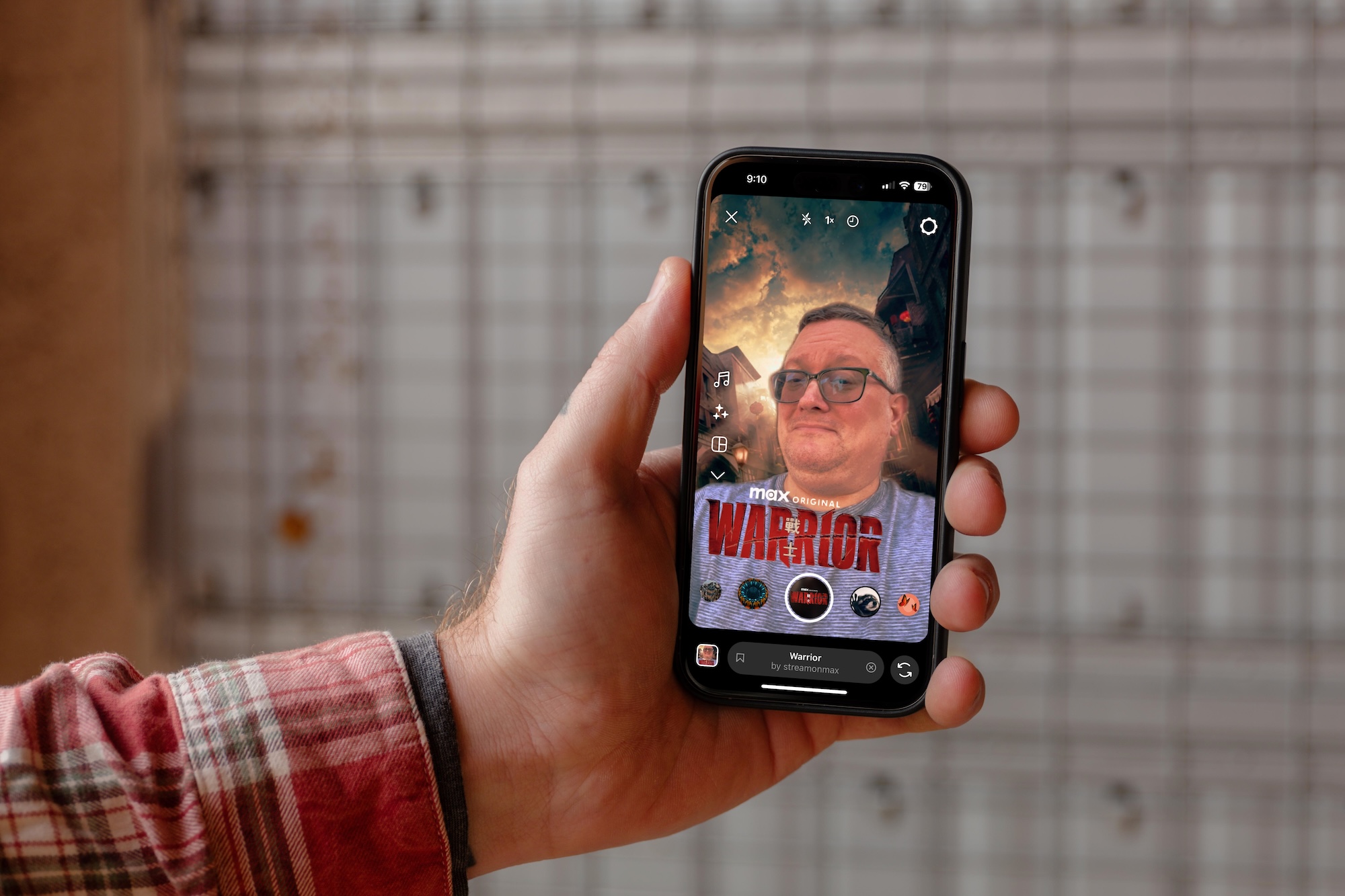 Une main tenant un iPhone avec l'application Instagram affichant.