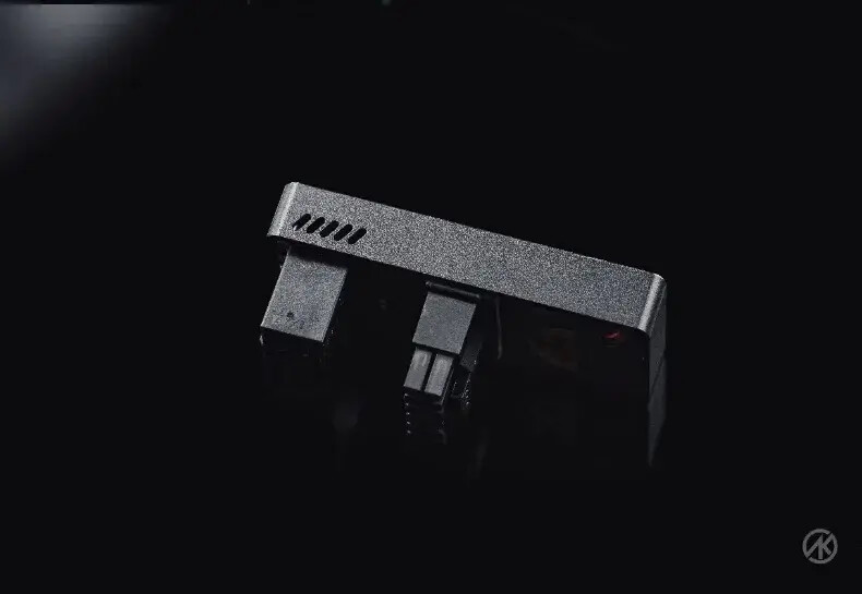 Un adaptateur incliné 12VHPWR par un fabricant chinois avec un ventilateur de refroidissement et un LCD