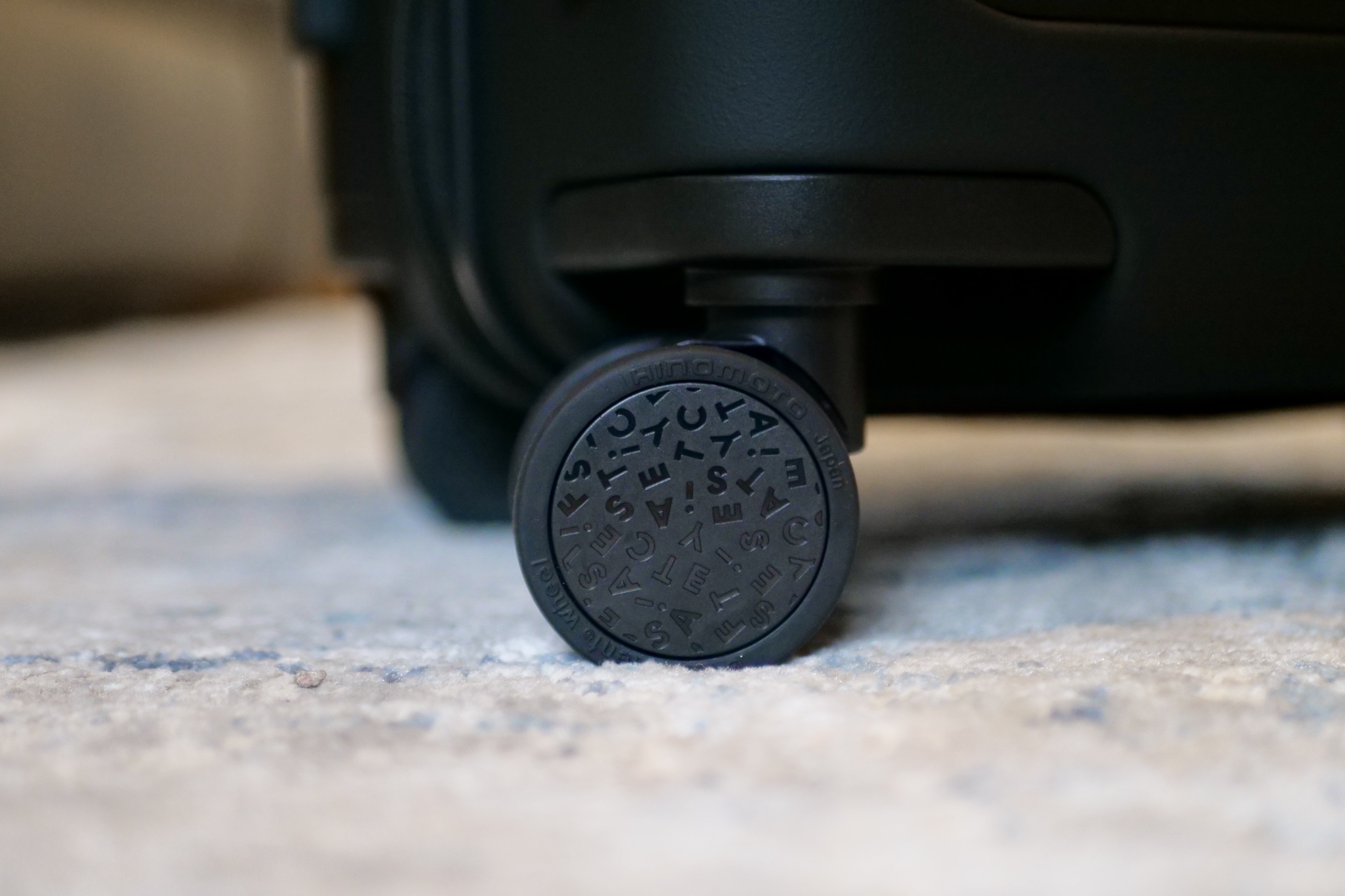 La roue de la valise de bagage à main Casetify.