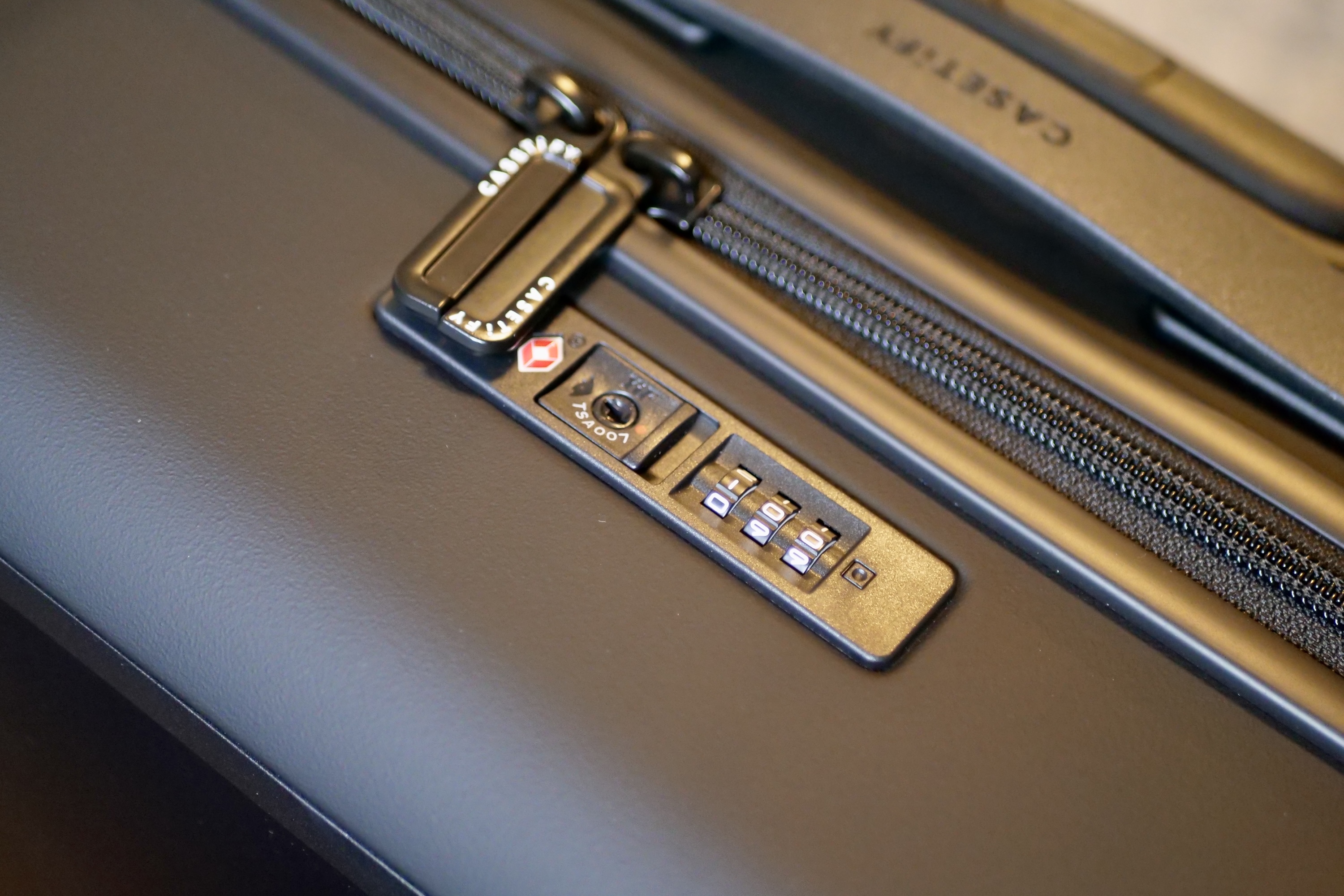 La serrure sur la valise de bagage à main Casetify.