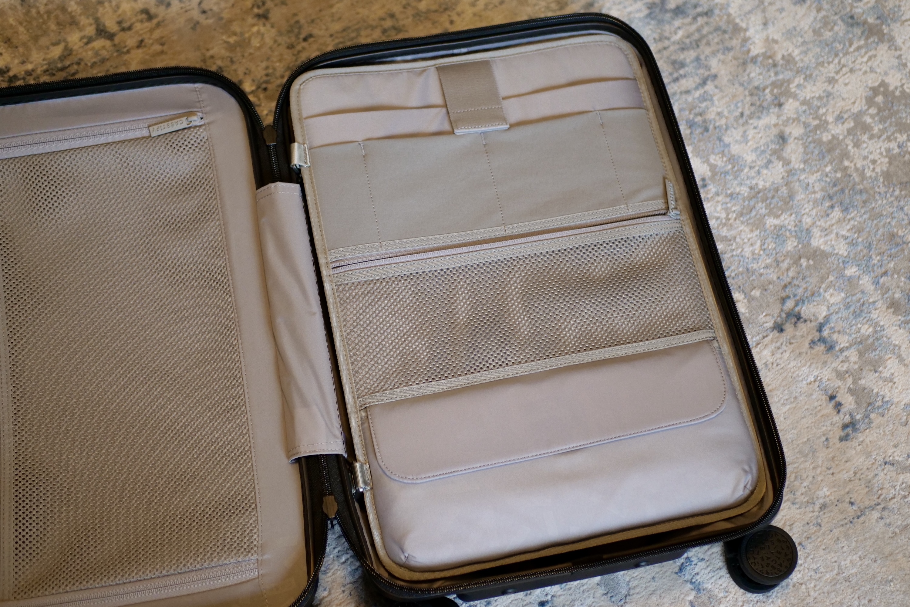 L'intérieur de la valise de bagage à main Casetify.