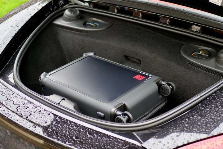 La valise de bagage à main Casetify à l'intérieur du coffre d'une voiture.