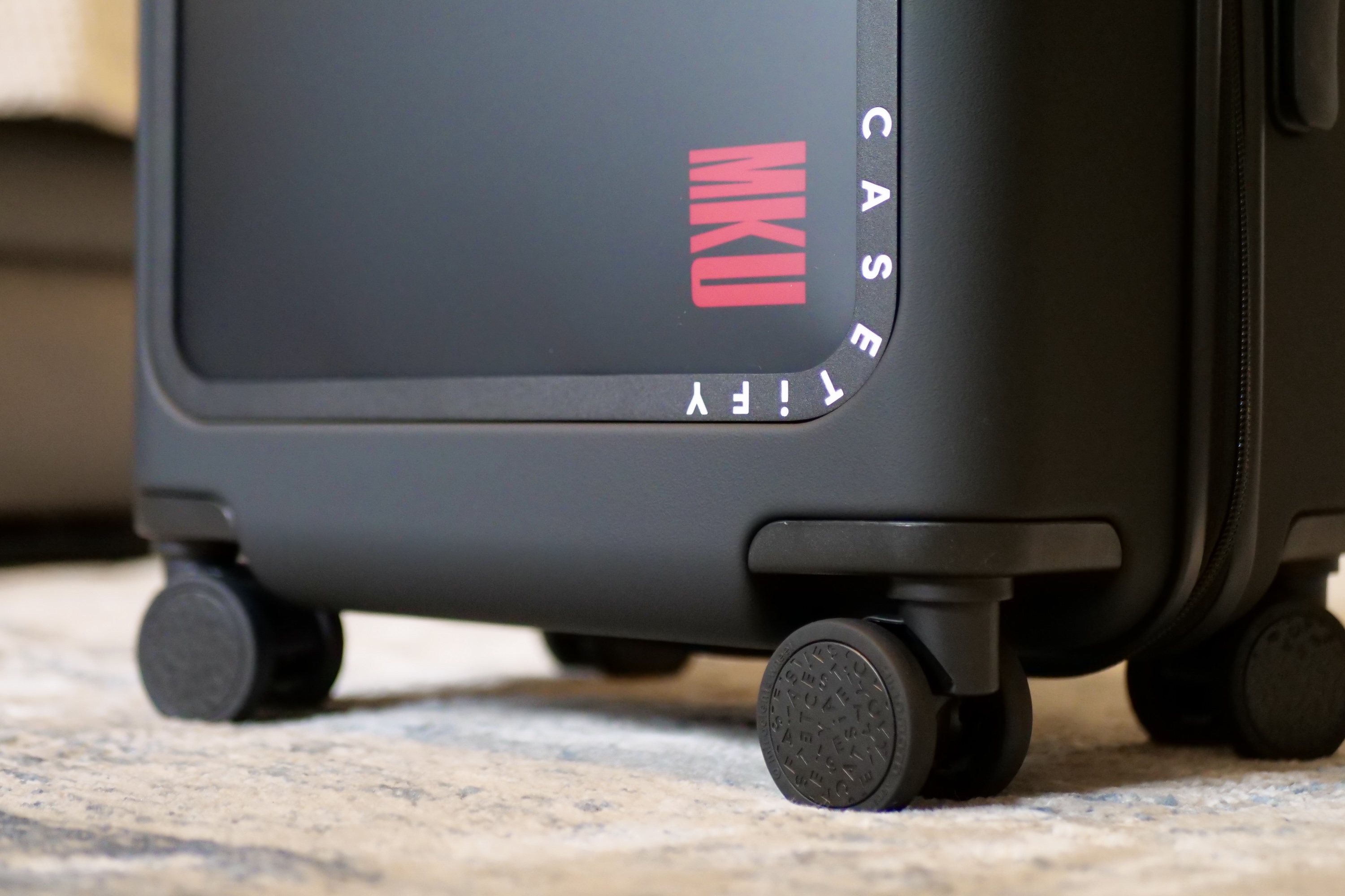 Les roues de la valise de bagage à main Casetify.