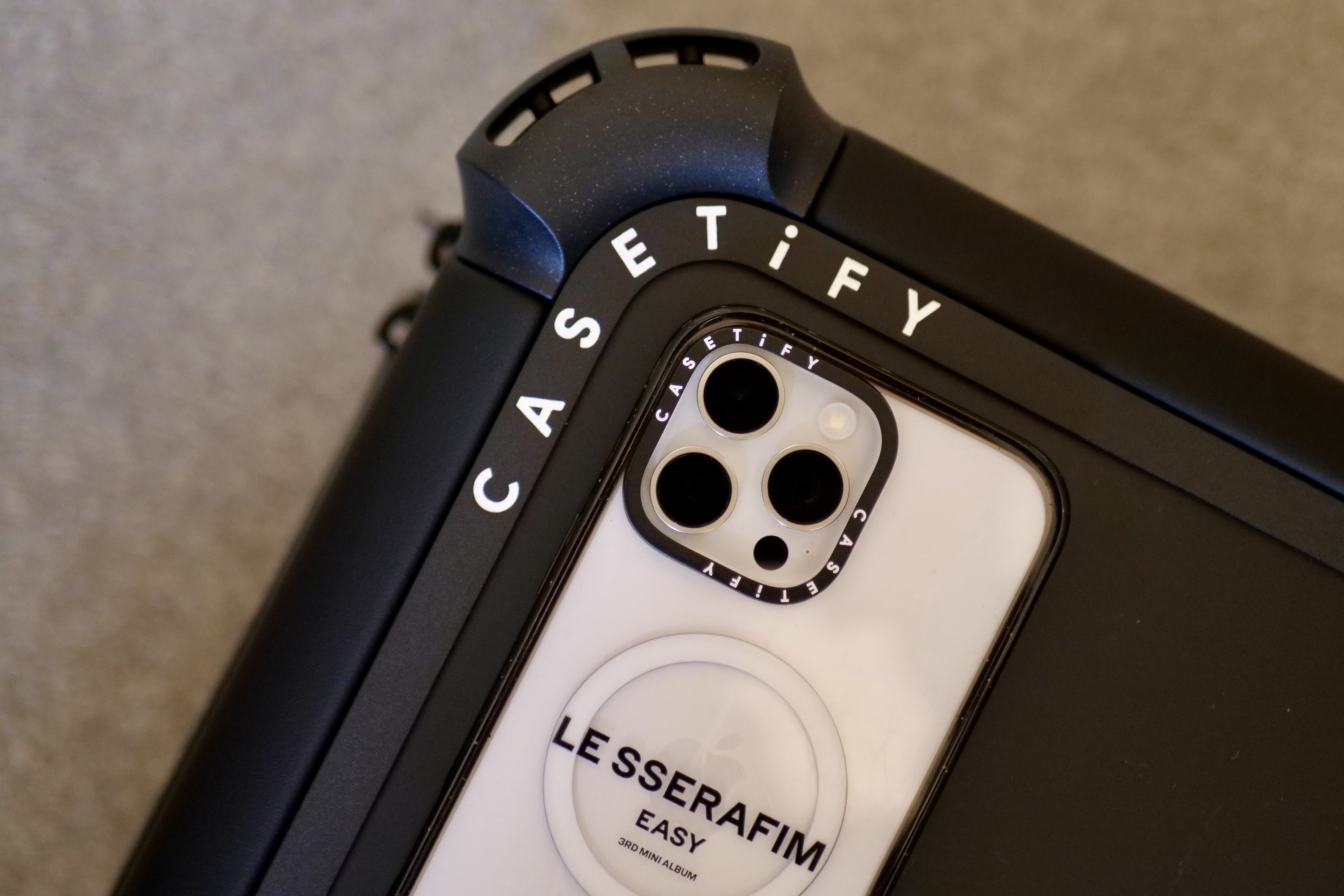 La valise de cabine de casetification avec un cas d'impact Casetify.