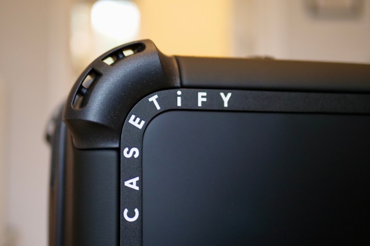 Le coin protecteur de la valise de bagage à main Casetify.