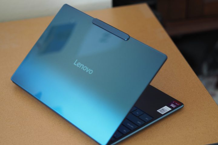 Lenovo Yoga Slim 9i 14 Gen 10 Vue arrière montrant un couvercle en verre.