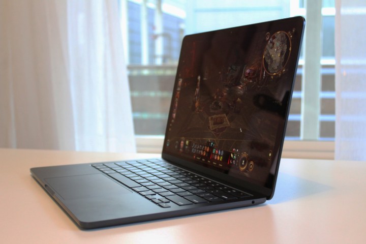 Un angle latéral du M3 MacBook Air avec la porte Baldur 3 à l'écran.