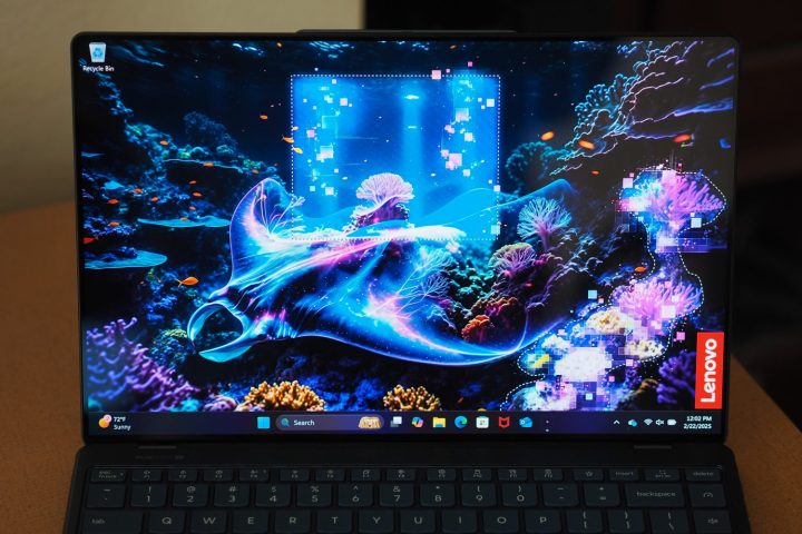 Lenovo Yoga Slim 9i 14 Gen 10 View Front affichant l'affichage.