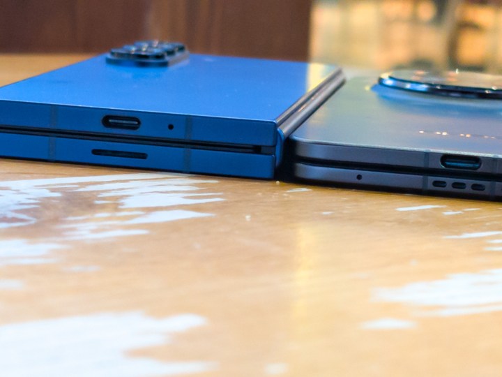 Galaxy Z Fold 6 et Oppo trouvent N5 allongé à plat sur une table pour montrer la différence d'épaisseur