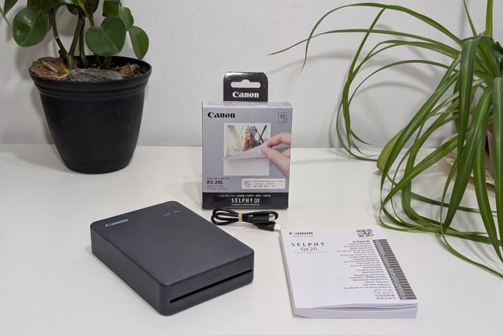 Selphy QX20IS de la taille de Palm de Canon ne prend presque pas de place sur mon stand d'imprimante.