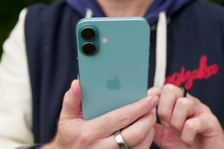 Une personne tenant l'Apple iPhone 16 Plus.